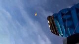 极限-15年-牛人跳伞后开枪烧掉降落伞 第一视角惊险刺激-新闻