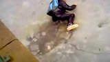 如果你滑冰时掉进冰窟窿怎么办