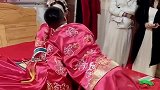 新郎被人忽悠想亲吻新娘，看把新娘给害羞的，小伙子晚上要惨了！