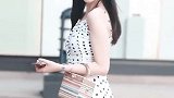 小姐姐你为什么能把这么宽松的衣服穿出时尚感，好羡慕你啊！
