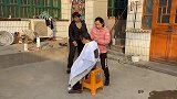 二丫给奶奶理新发型，奶奶高兴的夸自己十七八，老妈一旁笑喷了