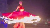 舞蹈艺术家Samantha的火焰裙摆