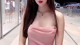 街拍：偶遇超级漂亮女子粉色连衣裙夜晚照亮你的美