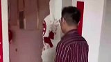 男子参观被自己弄坏的房间门