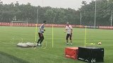 风雨无阻复出在即！恒大门将曾诚冒雨训练不懈怠