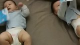 双胞胎萌娃在床上玩嗨了，哥哥接下来的叫声好逗，简直太搞笑了！