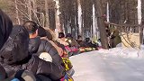 东北人的快乐真的好简单，和朋友在山间玩火车滑雪