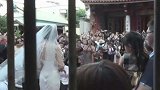 林志玲婚礼现场：挽着父亲的手走出酒店 和AKIRA婚纱照曝光