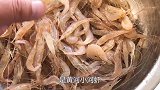 透明鲜活的小河虾一点也不必小龙虾差，炸完后更是酥香鲜脆！