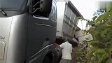 超重大卡车过独木桥的意外一幕