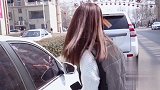 为了占停车位，没想小伙却和美女玩起了套路，最后结局太搞笑了