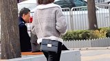 女孩穿搭羊剪绒短上衣时髦帅气。