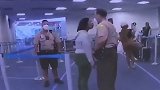 黑人女子机场怼警察遭痛殴：你明明是黑人 装什么白人