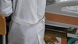 男护士跪地为老人打针