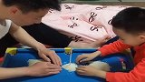 为了争夺大床的睡觉权，爷俩这样比赛，也是醉了！