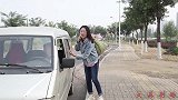 抠门村花打车进城，非要躺后备箱，司机气坏了