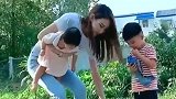 两个娃都这么大了身材还能这么好，这媳妇太厉害了