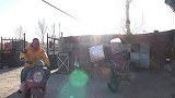 大彭做火锅鸡，叫朋友一起过来吃，锅太大鸡买少了，味道不错