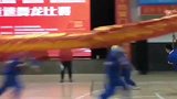 舞龙竞速比赛，发现一个吊龙尾的同学