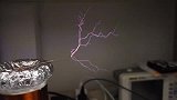 用特斯拉线圈播放电磁炮，电弧非常壮观