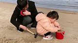 这就是爸爸的小棉袄，海边上拍到的一幕，长大不会放过你的