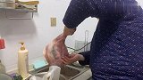 外面下着小雪搞个羊肉吃吃，吃羊肉还是要先吃羊腿，过瘾的很