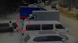 家长脱手3秒幼儿冲上马路 “鬼探头”式被碾身亡_超清