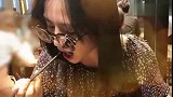 谢娜机场吃面毫无偶像包袱，网友们却把焦点放在她的头发上