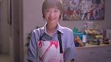 看着小姑娘醉酒的模样，凌霄被逗笑了