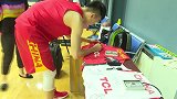 中国篮球-18年-抢七大战一触即发！男篮蓝队训练间隙观看比赛全神贯注-新闻