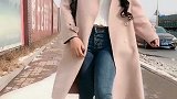 粉色风衣搭配牛仔裤的美女，打扮时尚漂亮，不失女性风情