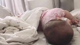 小宝宝睡醒了,接下来宝宝的表情太萌了,真叫人喜欢啊！