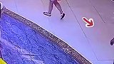 陌生男子直接拿走陌生人夹的布娃娃递给孩子