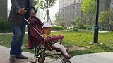 小孔宝坐车车出来玩了，今天温度挺适合的，一会温度热了再回家玩