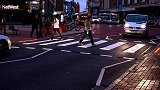 英国朴次茅斯市为一条斑马线安装LED灯 行人走过时会亮起