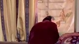 91岁的奶奶趴在窗台上盼望儿孙回家，却不知道孩子们就在她身后