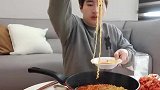 动手吃美食：吃美味香辣面条 泡菜