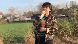 农村媳妇户外演唱《多余的温柔》，嗓音柔情，歌声悠扬动听