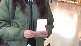 网友恶搞关晓彤,你看身后的灯多亮