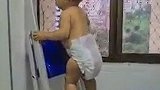 巴西：心大！一名11个月大婴儿爬上梯子，母亲在一旁冷静拍视频