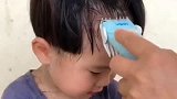 爸爸亲自给儿子理发，当看到结果的那一刻，笑死我了！