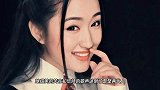 太敬业！49岁杨钰莹红裙靓丽却搭电动车赶国庆商演