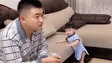 一岁萌宝看到爸爸偷吃东西，悄悄的走到爸爸身边干了这样的事