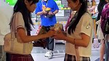 女孩们扎堆排队领取桃花运水饺，并许愿脱单名场面