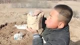 在村口遇到这个娃娃，看他玩的这东西，我想起了自己的童年！