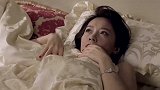 美女突然惊醒，感觉身上不对劲，掀开被子慌了！