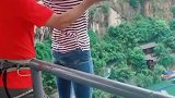 乌克兰美女小姐姐来挑战高空蹦极，网友外国女的就是胆子大