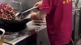 厨师用勺子狂敲铁锅上菜时还不忘敲桌，网友：这道菜怨气怎么那么重？
