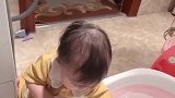 小宝宝想要洗澡了，急急忙忙的自己爬到洗澡盆旁边，太可爱了！
