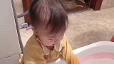 小宝宝想要洗澡了，急急忙忙的自己爬到洗澡盆旁边，太可爱了！